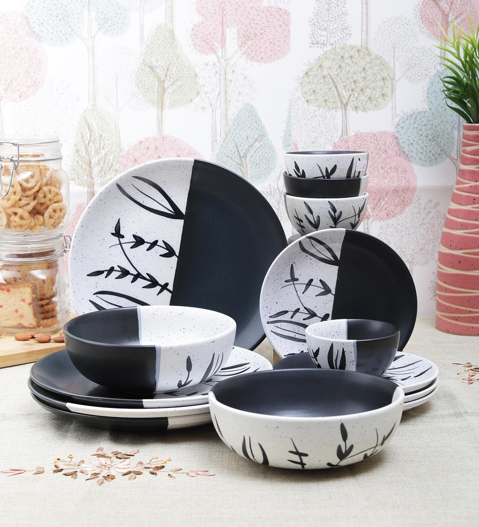 Buy Moonlight Black White Ceramic Dinner Set14 Pieces By VarEesha