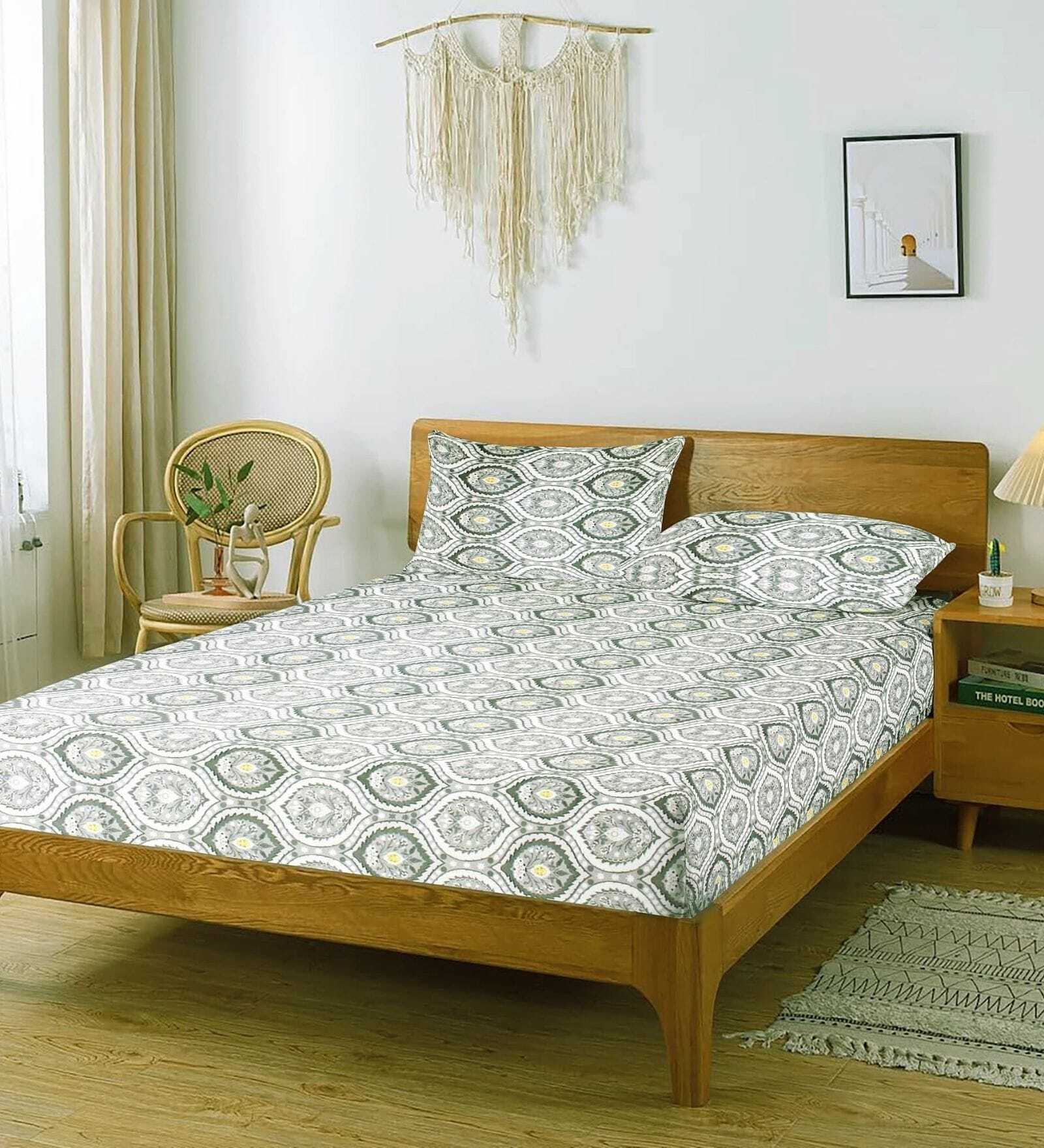 Multicolor Abstract 250 TC Cotton King Fitted Bedsheet with 2 Pillow Covers