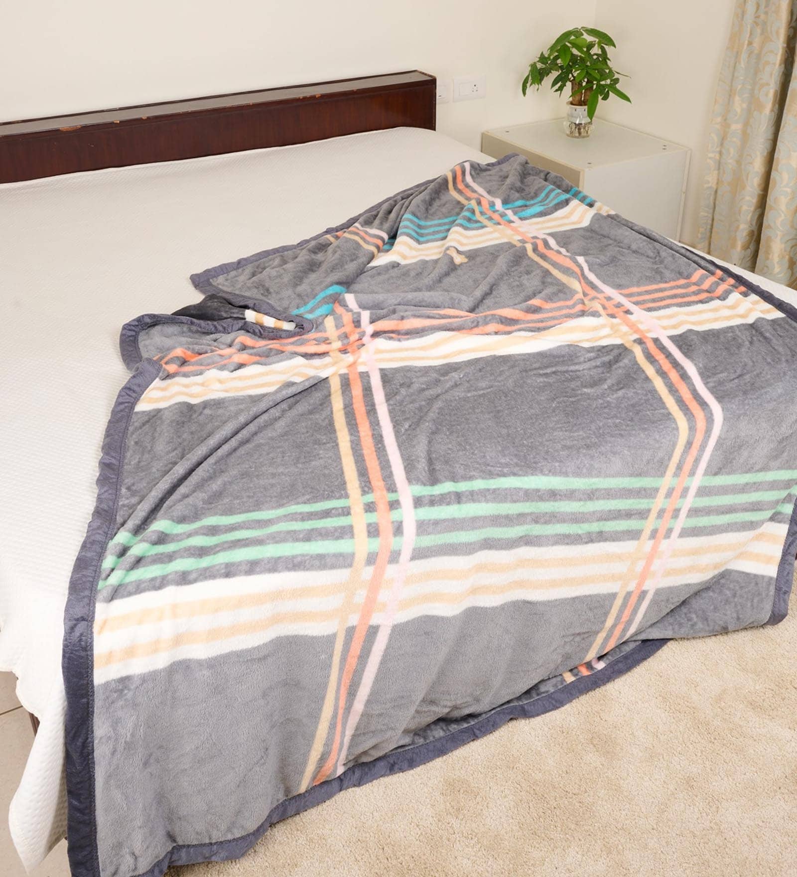 Buy Multicolor Woolen Abstract 370 GSM Double Bed Blankets by Threads
