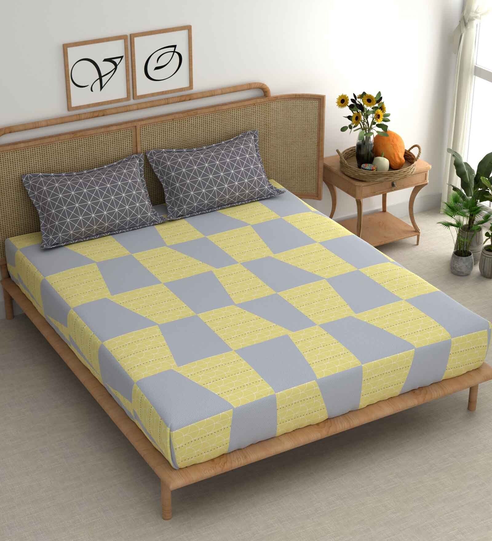 Multicolor Geometric 210 TC Microfiber King Bedsheet With 2 Pillow Covers