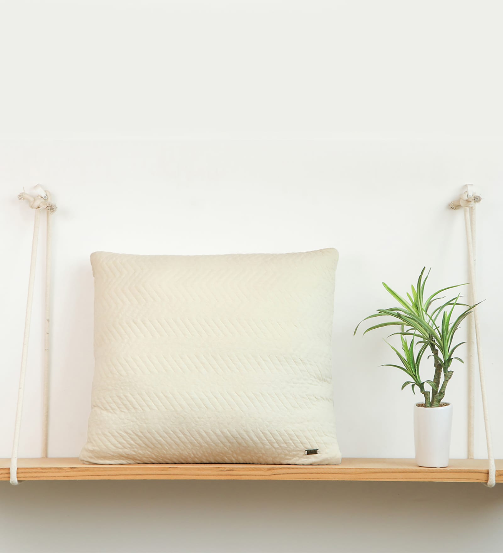 Natural Shell 100% Cotton Zig Zag 20X20 Inches Knitted Cushion Cover With Filler