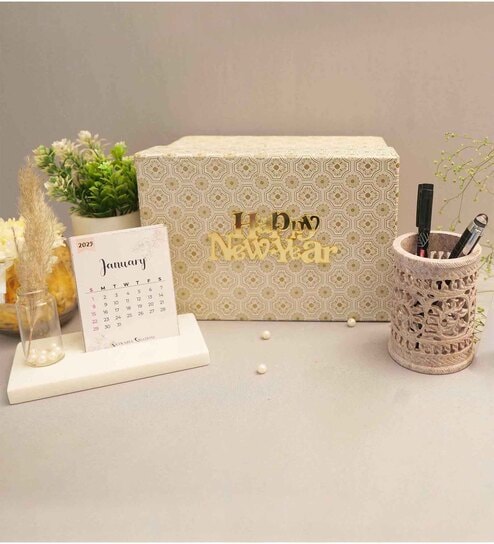 New Year Gift Hamper With 2025 Desk Calendar & Carving Pen Stand