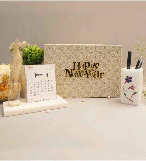 New Year Gift Hamper With 2025 Desk Calendar & Inlay Pen Stand