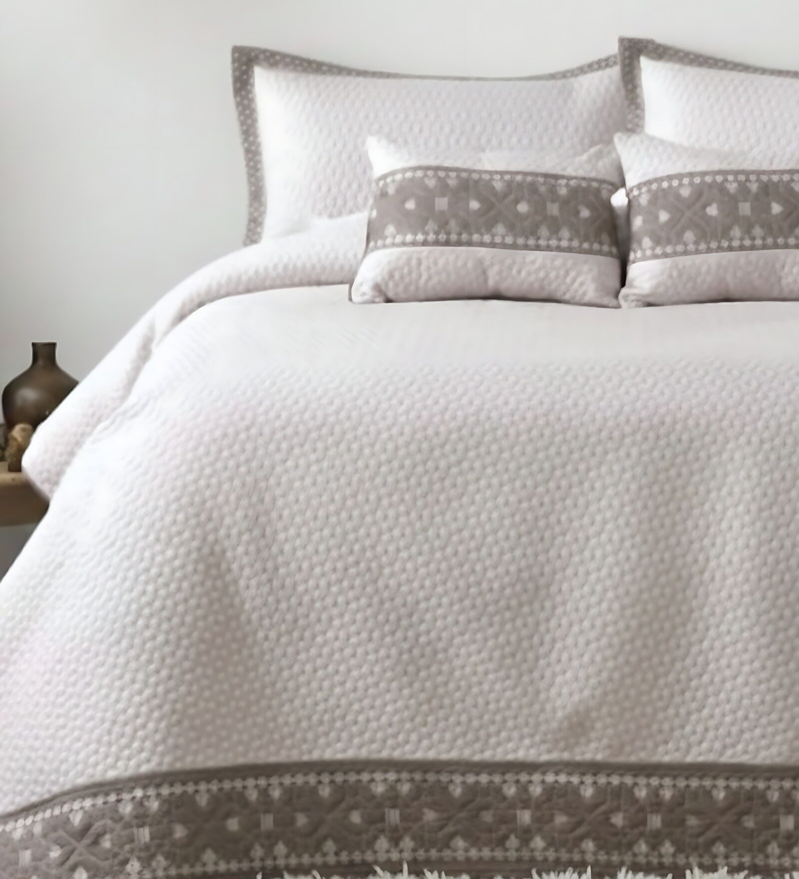 Noir 5 Pc- Quilted Bedcover With 2 Pillow Covers And 2 Cushions