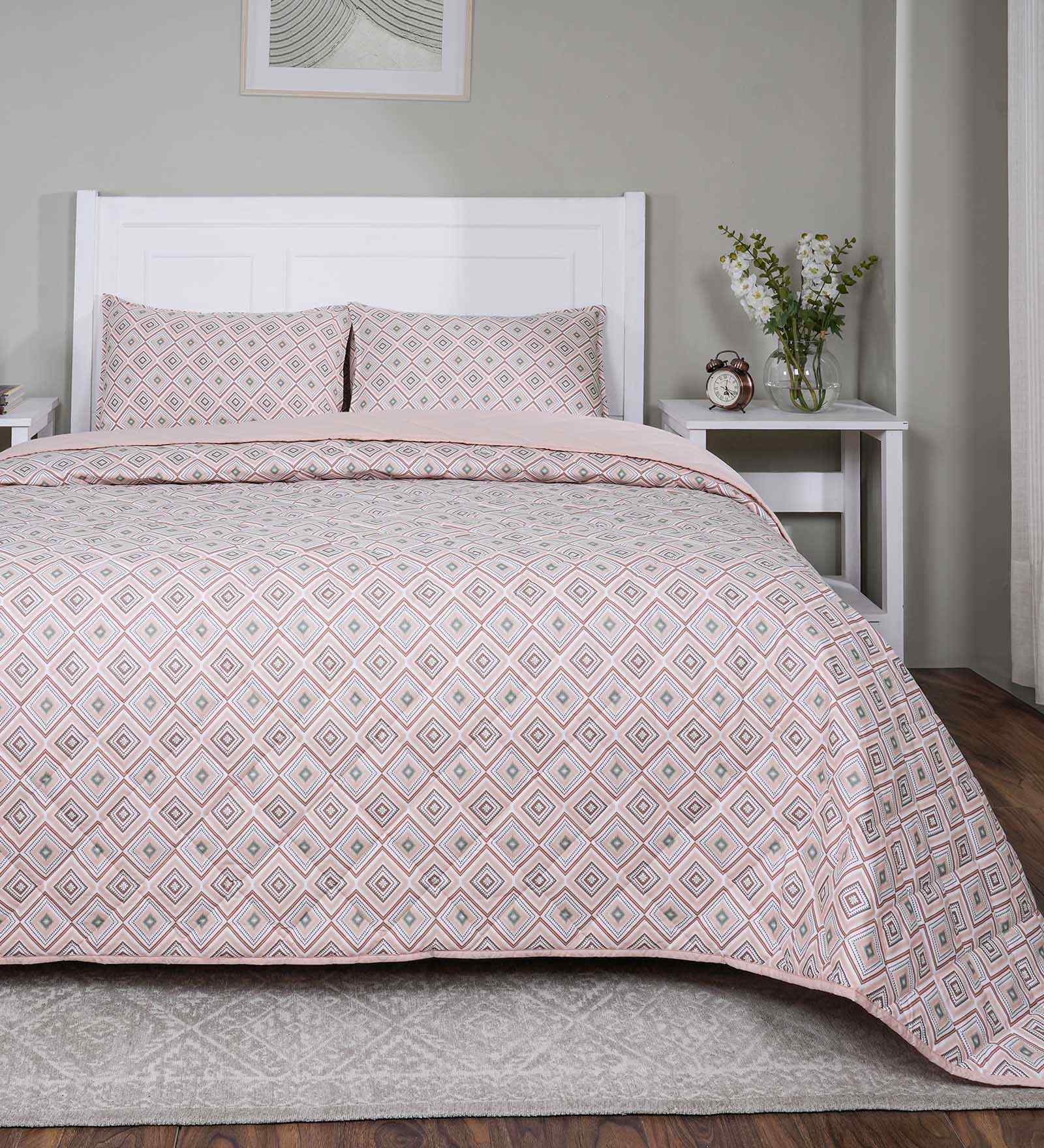 Peach Cotton Polyester Geometric Print 110 GSM Double Bed Quilt