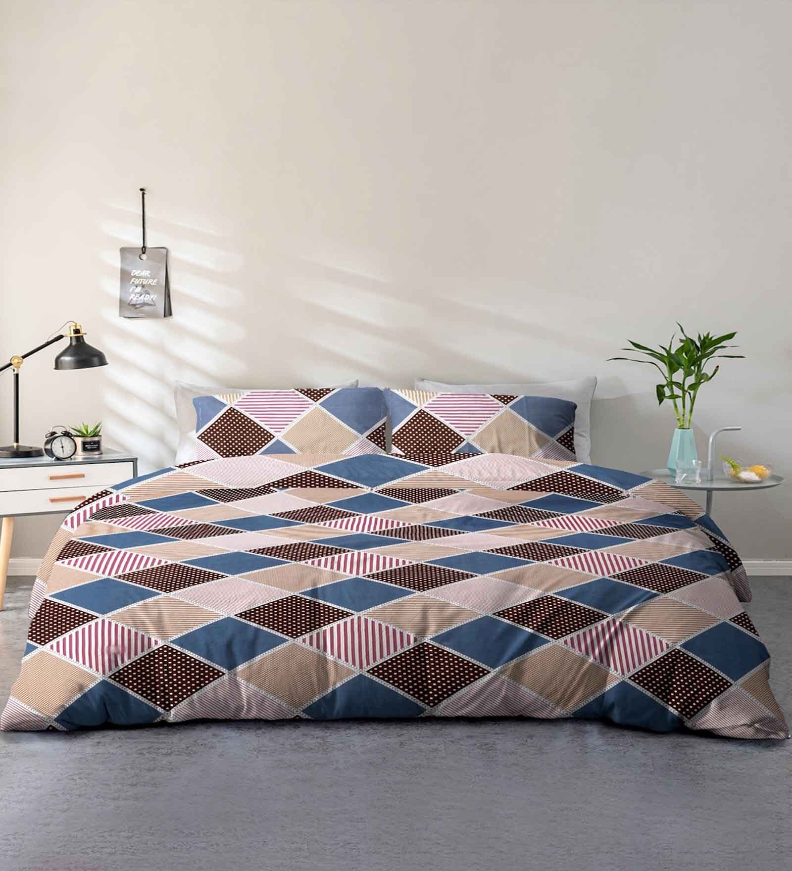 Pink Geometric 144 TC Microfiber Queen Sized Bedsheet With 2 Pillow Covers