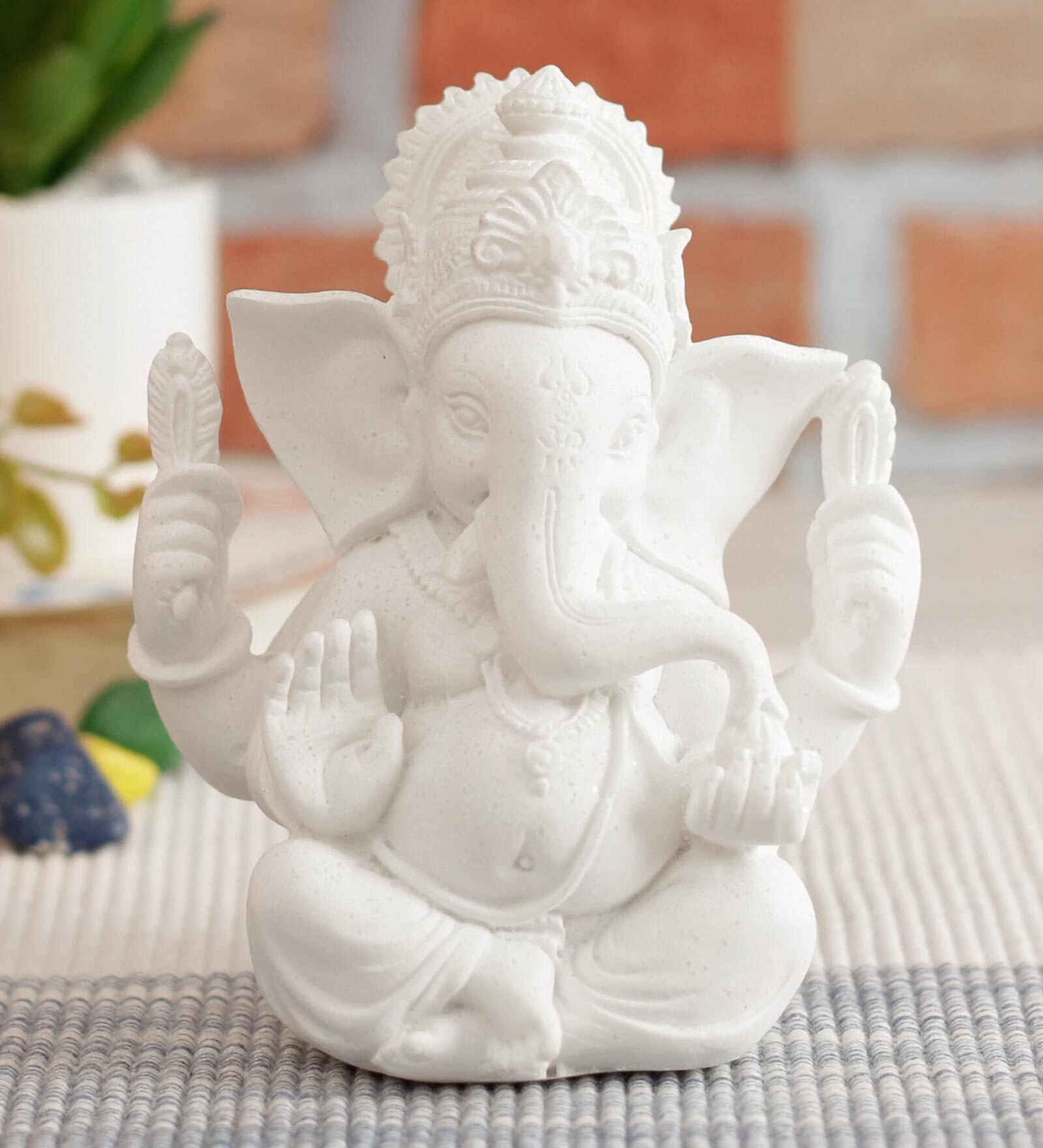 Polyresin White Showpiece