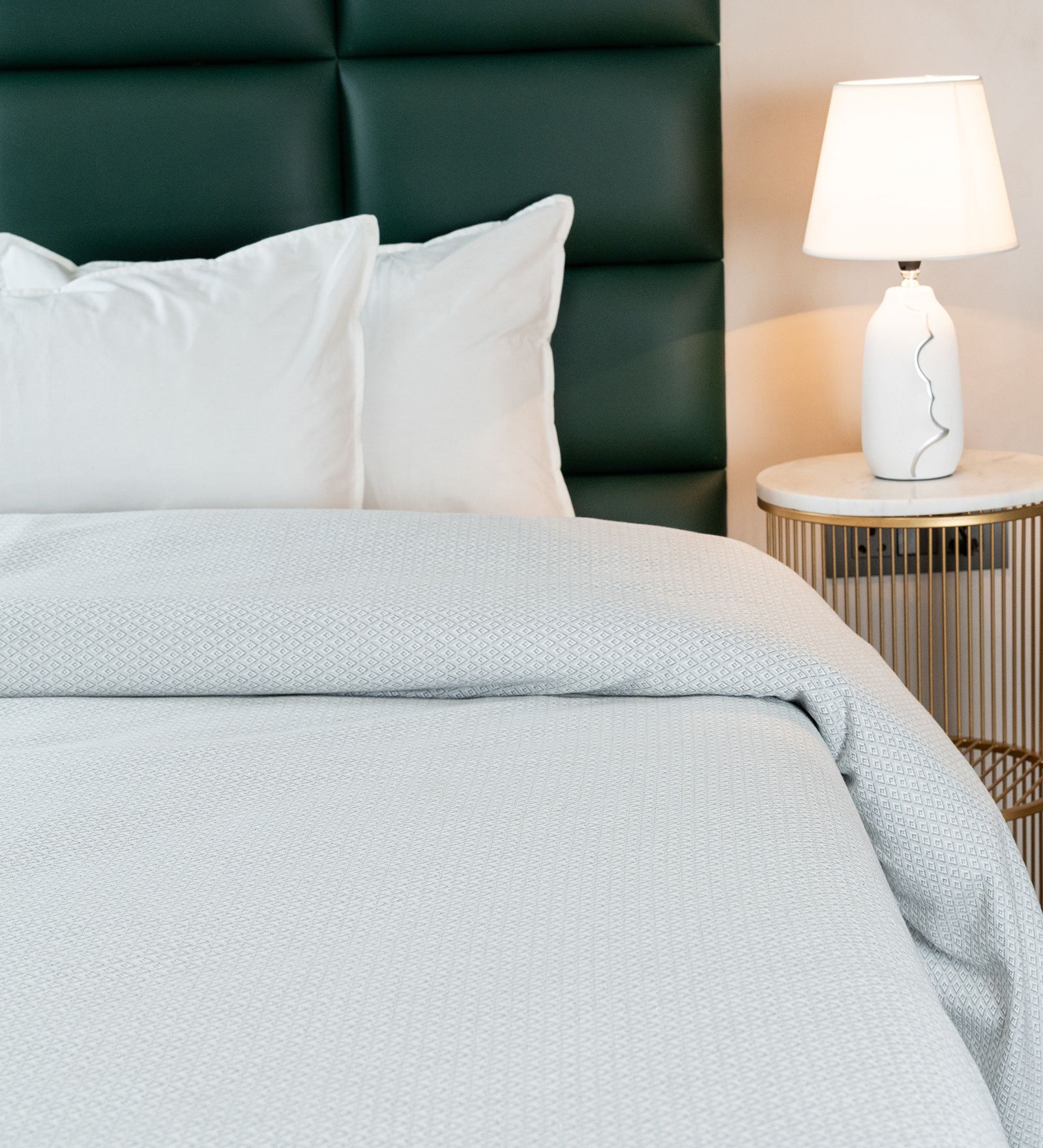 Grey Diamond Pattern Queen sized Bedspread With 2 Pillow Covers