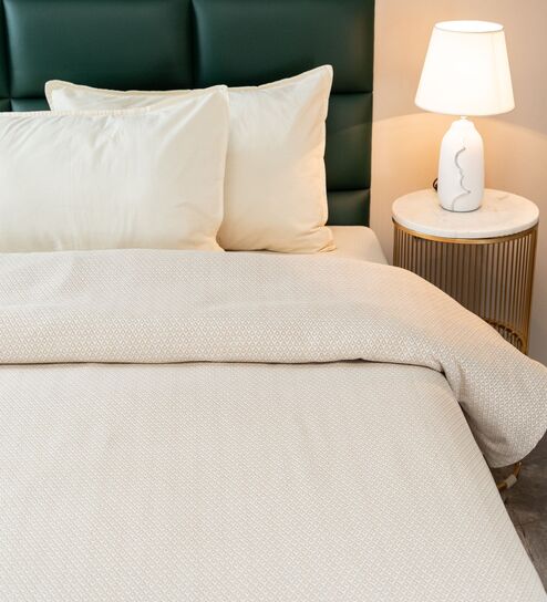 Beige Diamond Pattern Queen sized Bedspread With 2 Pillow Covers
