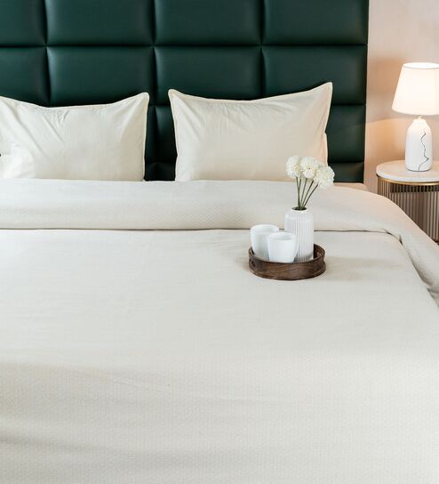Beige Diamond Pattern Queen sized Bedspread With 2 Pillow Covers
