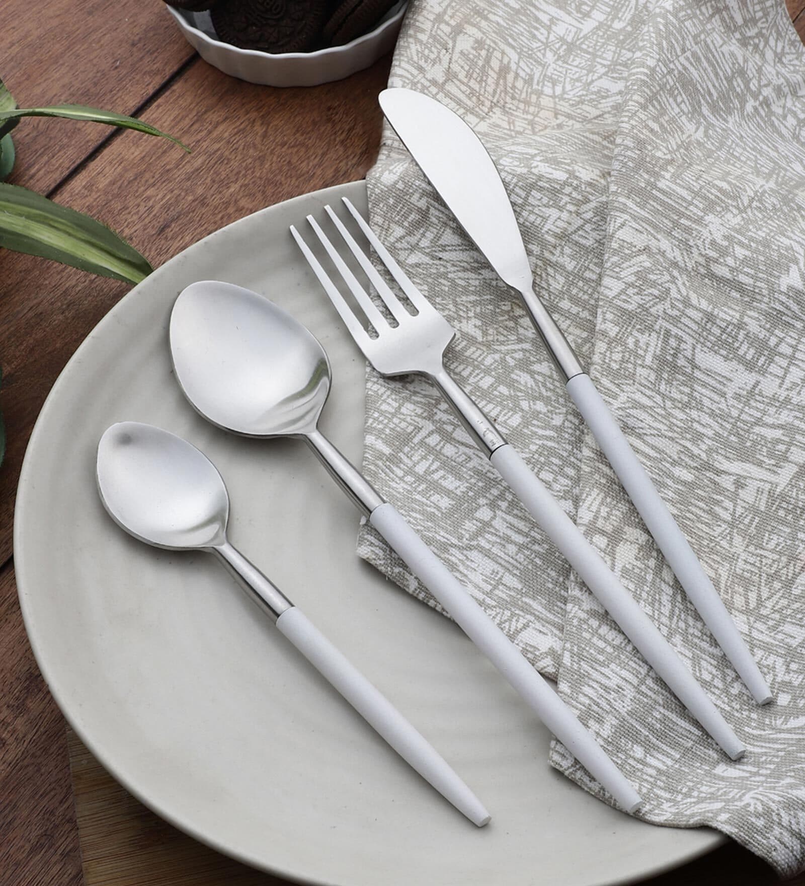 Radiant White Stainless Steel (Set of 4) Dining Cutlery Set
