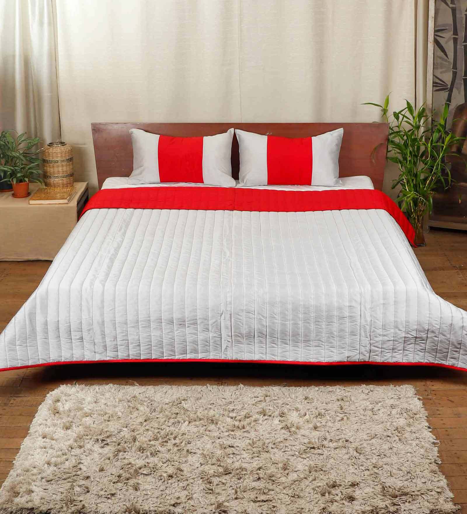 Red Polyester 150 AC Room Double Bed Quilt With 2 Pillow Covers