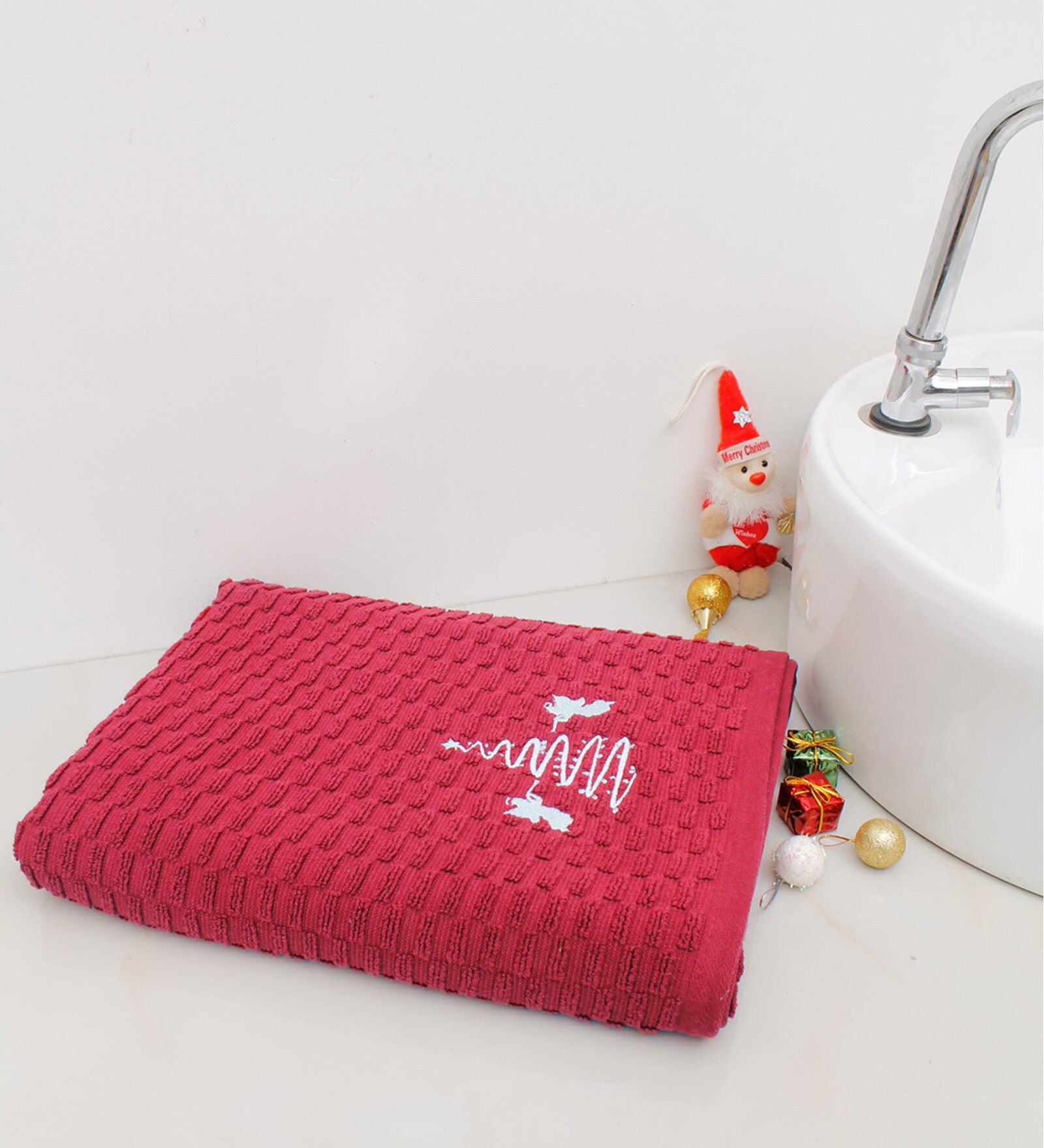 Buy Red 100 Cotton Patterned 500 GSM Bath Towel Christmas Collection by AVI Living at 51 OFF