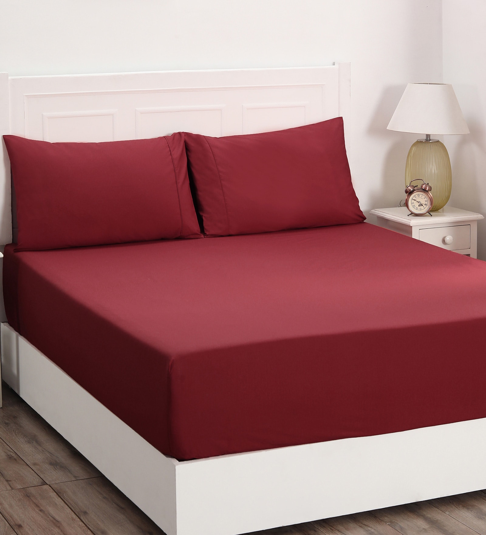 Red Solid 200 TC Cotton King Sized Bed Sheets with 2 Pillow Covers
