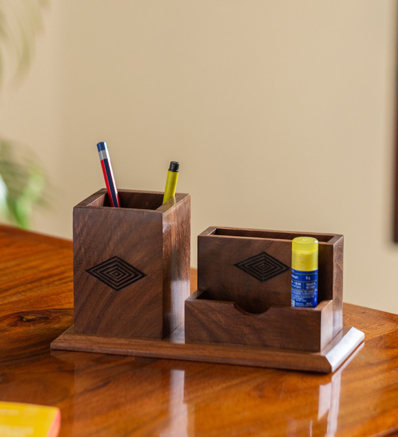 Rhombus Brown Sheesham Wood Pen stand