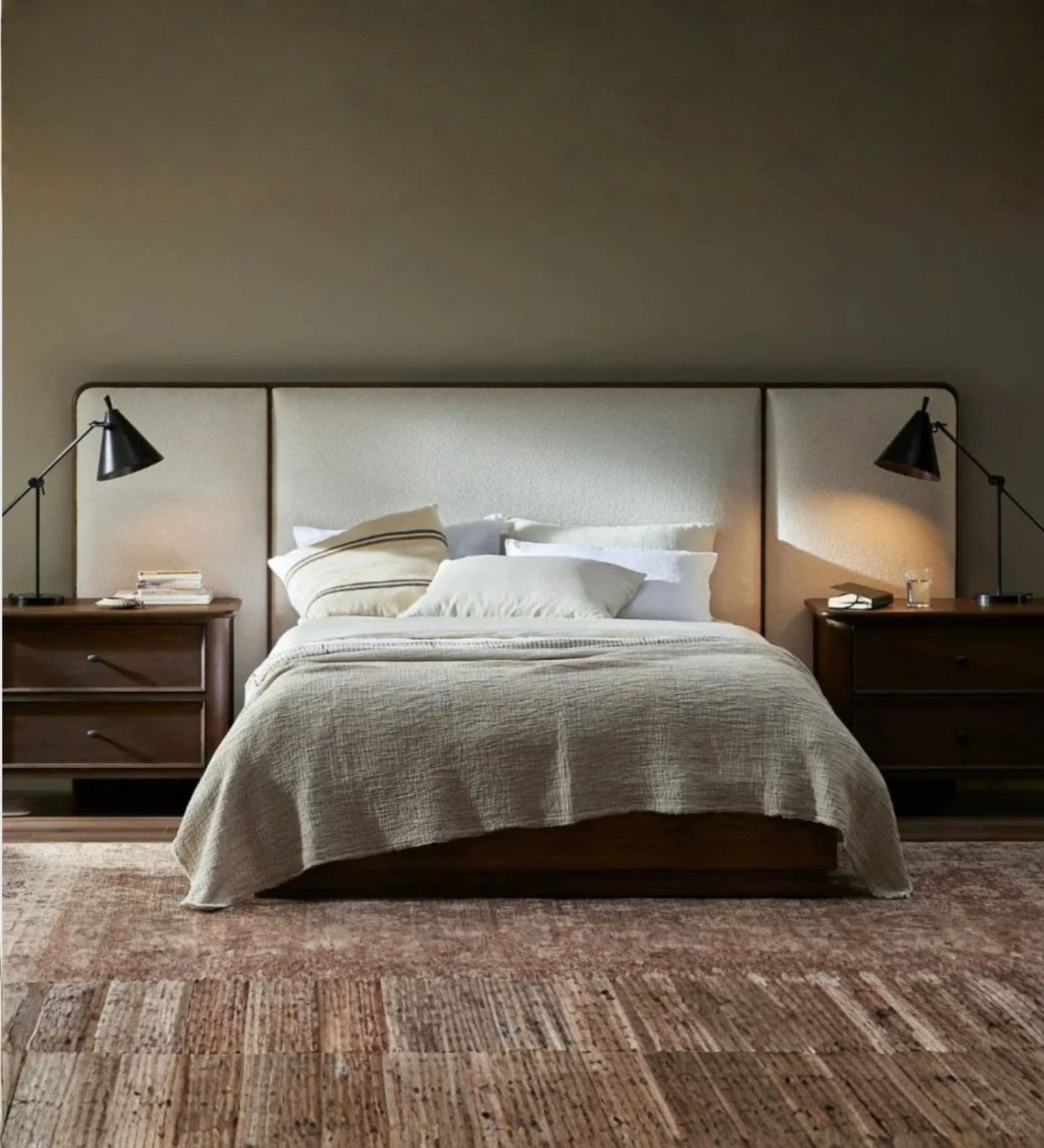 Riverdale Queen Sized Bed with Hydraulic Storage in White Finish Riverdale Queen Sized Bed with Hydraulic Storage in White Finish