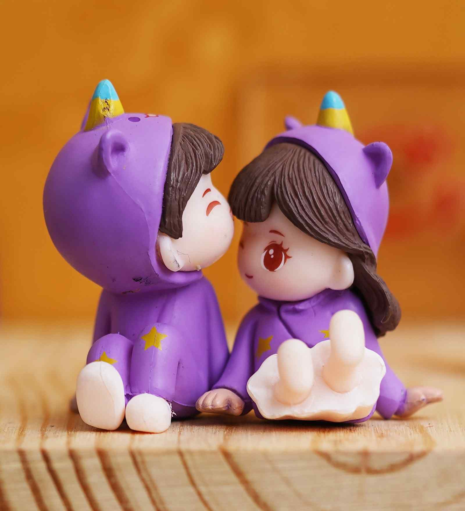 Romantic Couple Kissing Multicolour Polyresin Showpieces