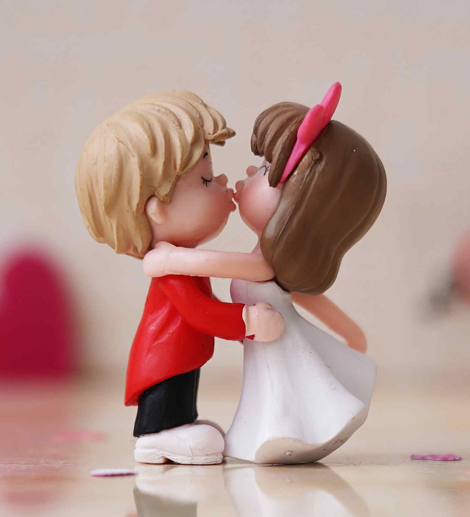 Romantic Kissing Couple Multicolour Polyresin Showpieces