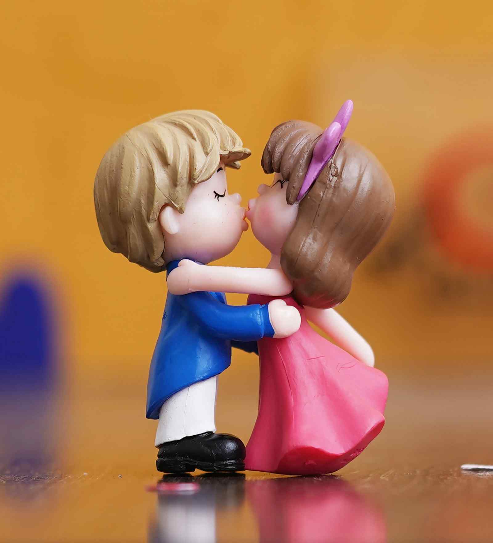 Romantic Kissing Couple Multicolour Polyresin Showpieces