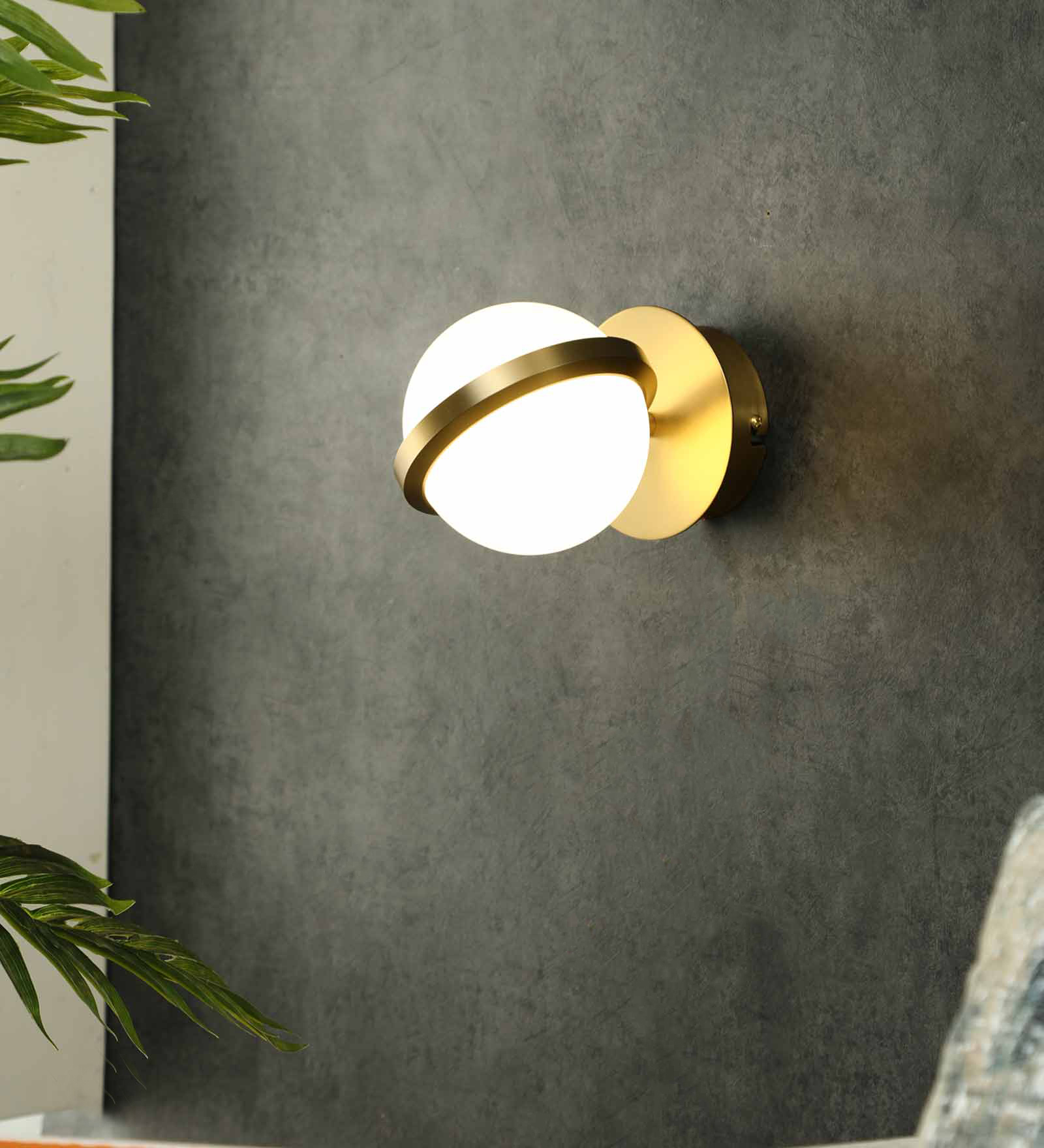 Saturn Metal Novelty Wall Light (Gold)