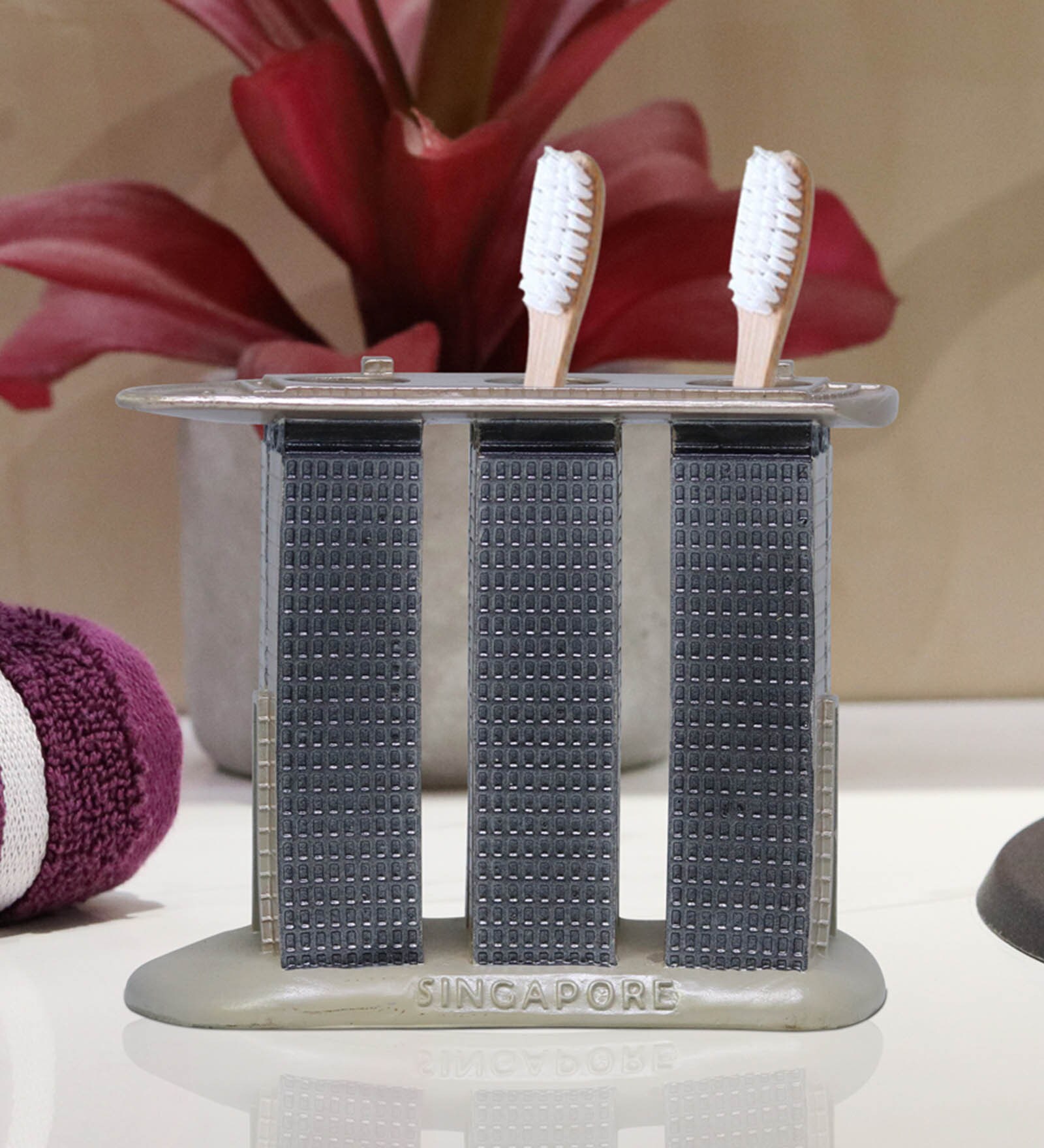 Polyresin Counter Top Toothbrush Holder In Black