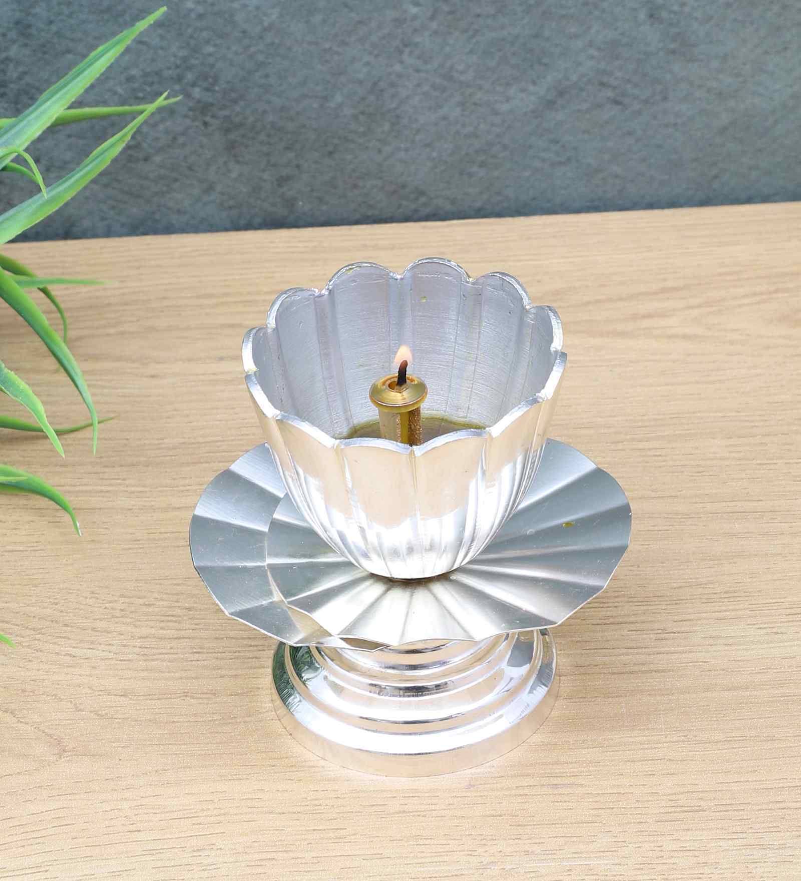 Silver Lotus Dia With Velvet Box