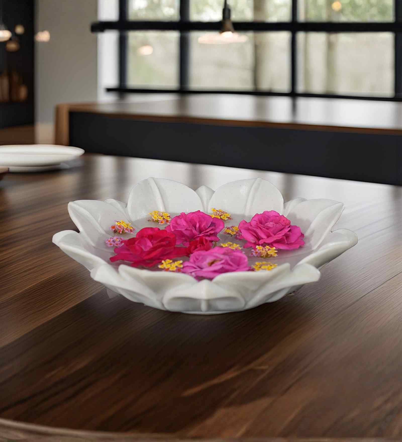 Small Lotus White Urli