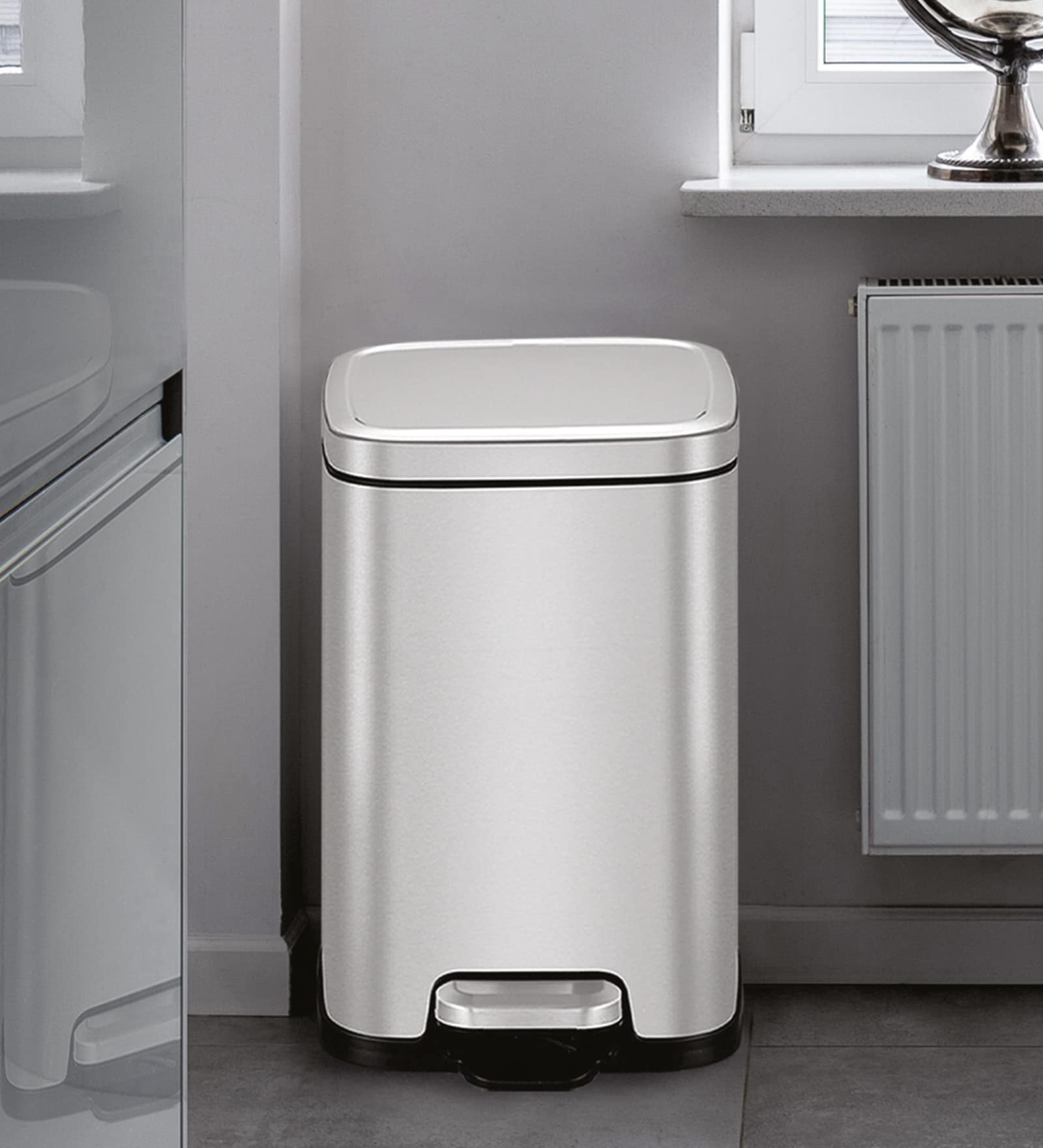 Elegant Metallic Soft-Close Bathroom Trash Can 6L Stainless Steel Pedal Bin with Lid & Liner