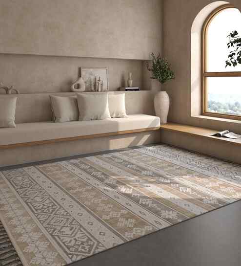 White Traditional Polyester 5X7 Feet Machine Made Carpet