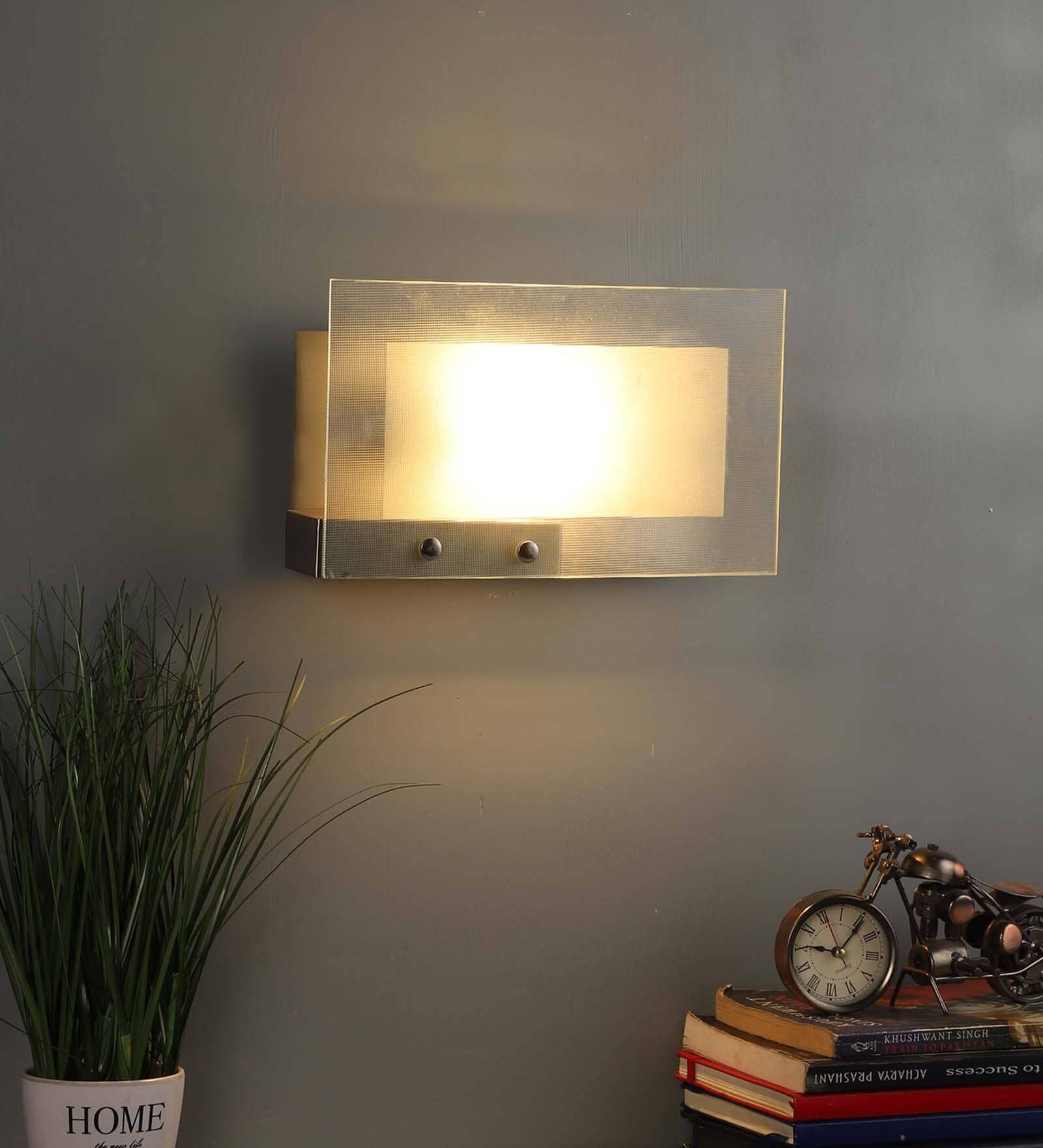 Kwan Metal Flush Mount Wall Light (Silver)