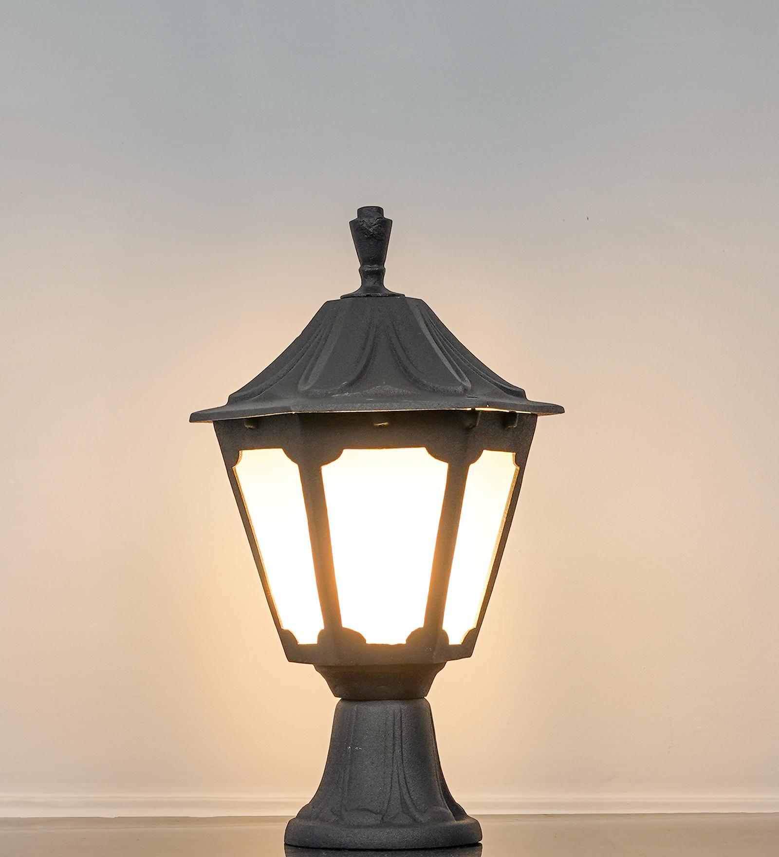 Stratford Die-Cast Aluminium Outdoor Gate Pillar Light (Black)