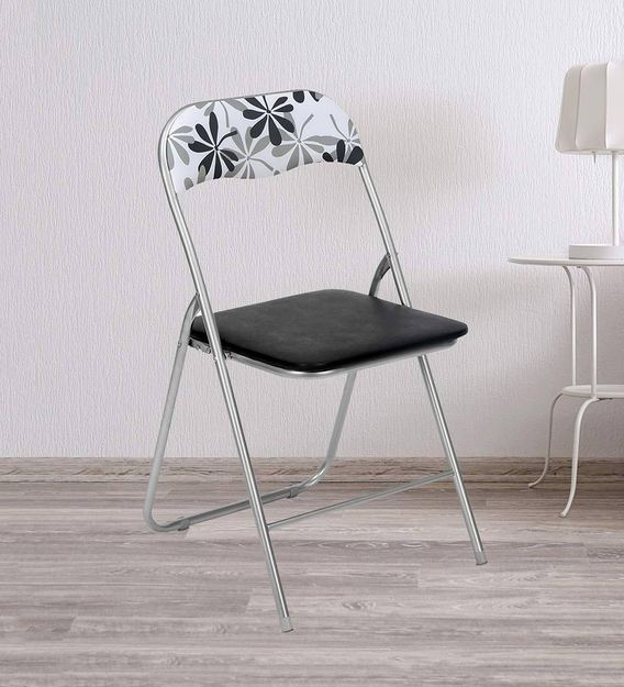 folding chairs in store