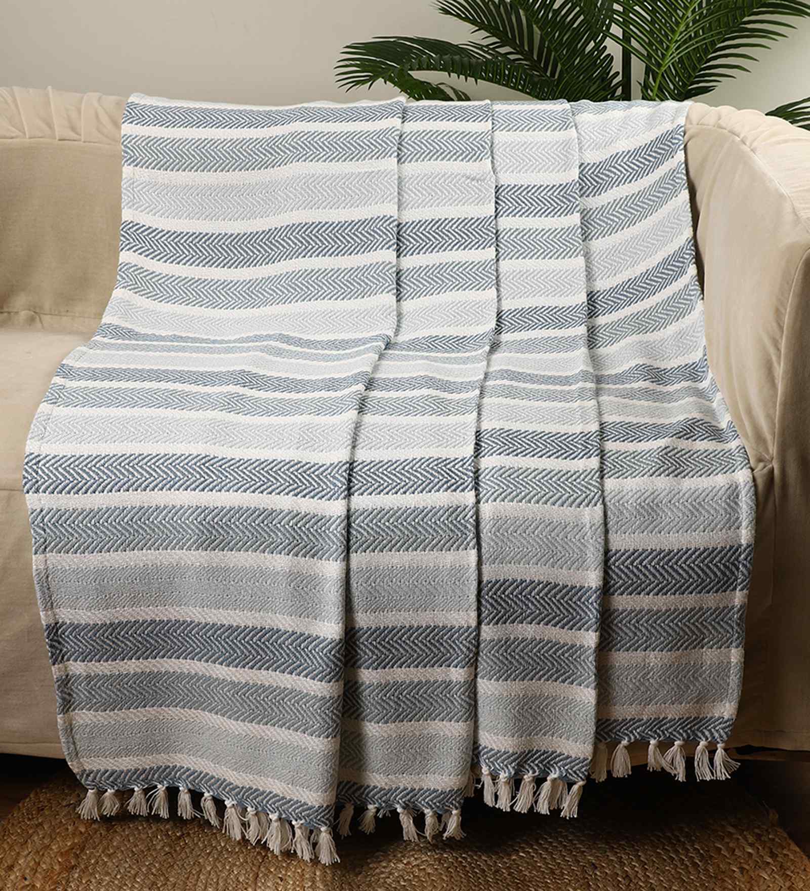 White & Blue Cotton Zigzag 50x64 Inches Throw