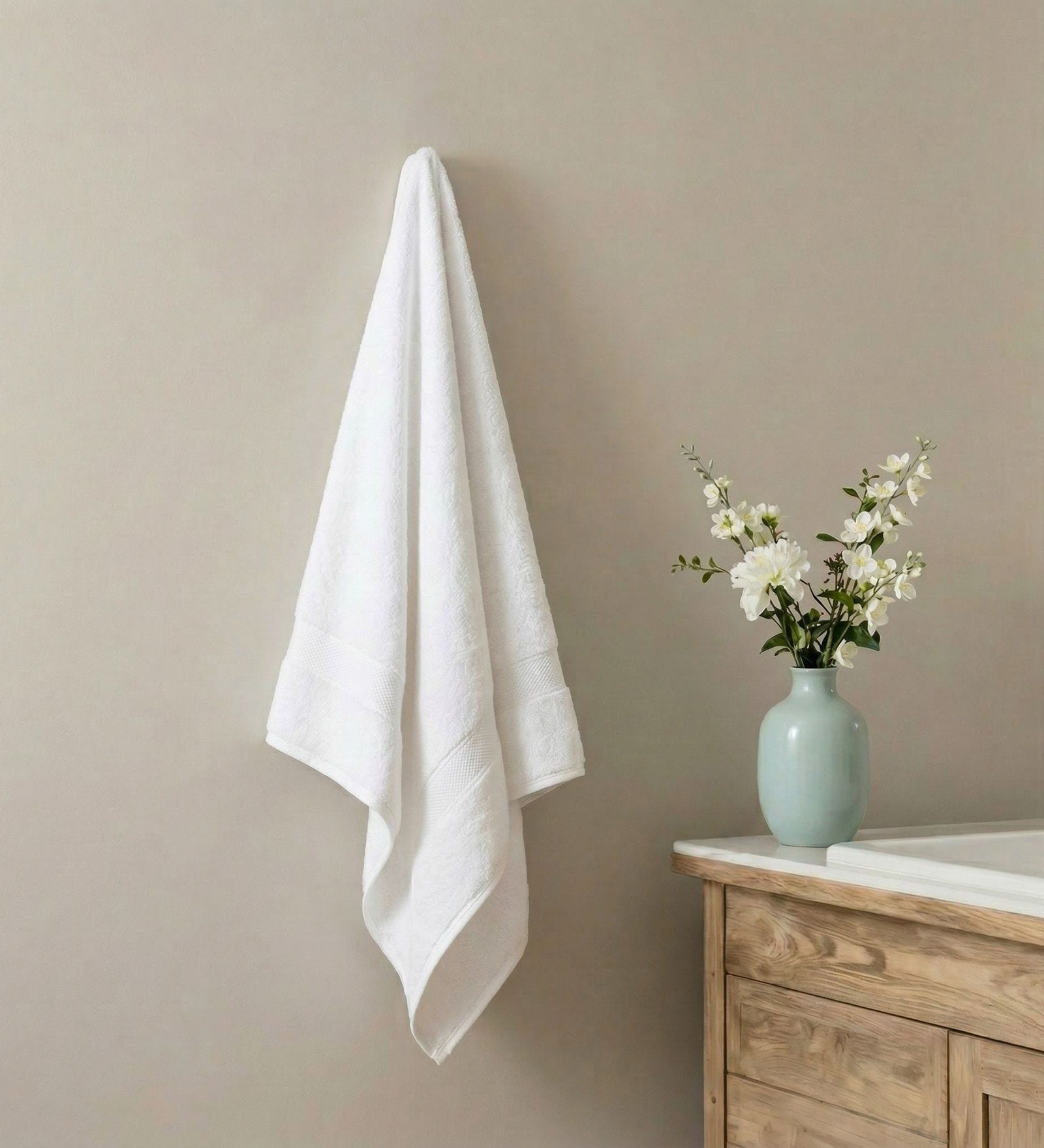 White 100% Cotton 525 Gsm Bath Towel