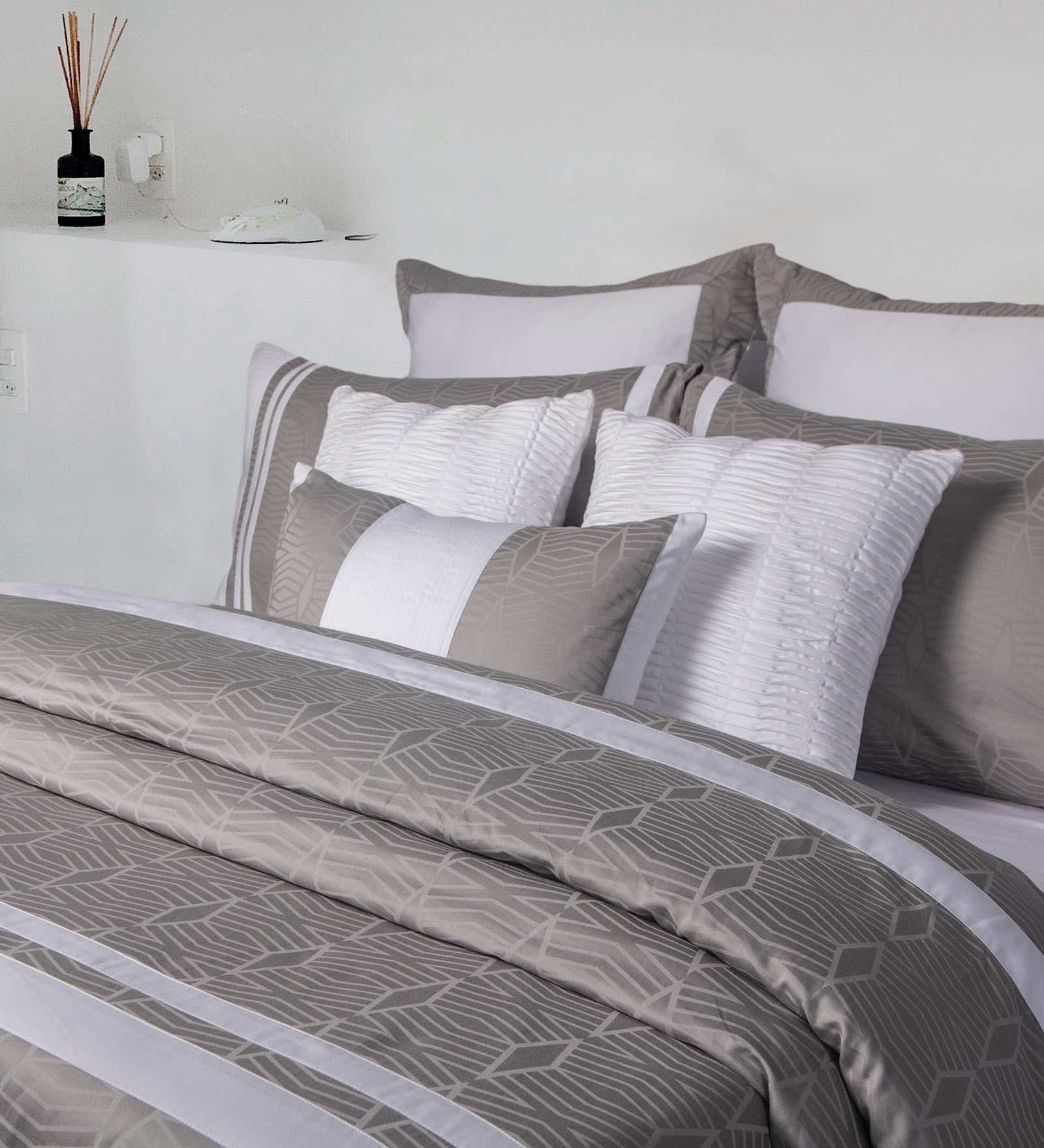 White And Grey 100% Cotton 400 Tc Bedding set