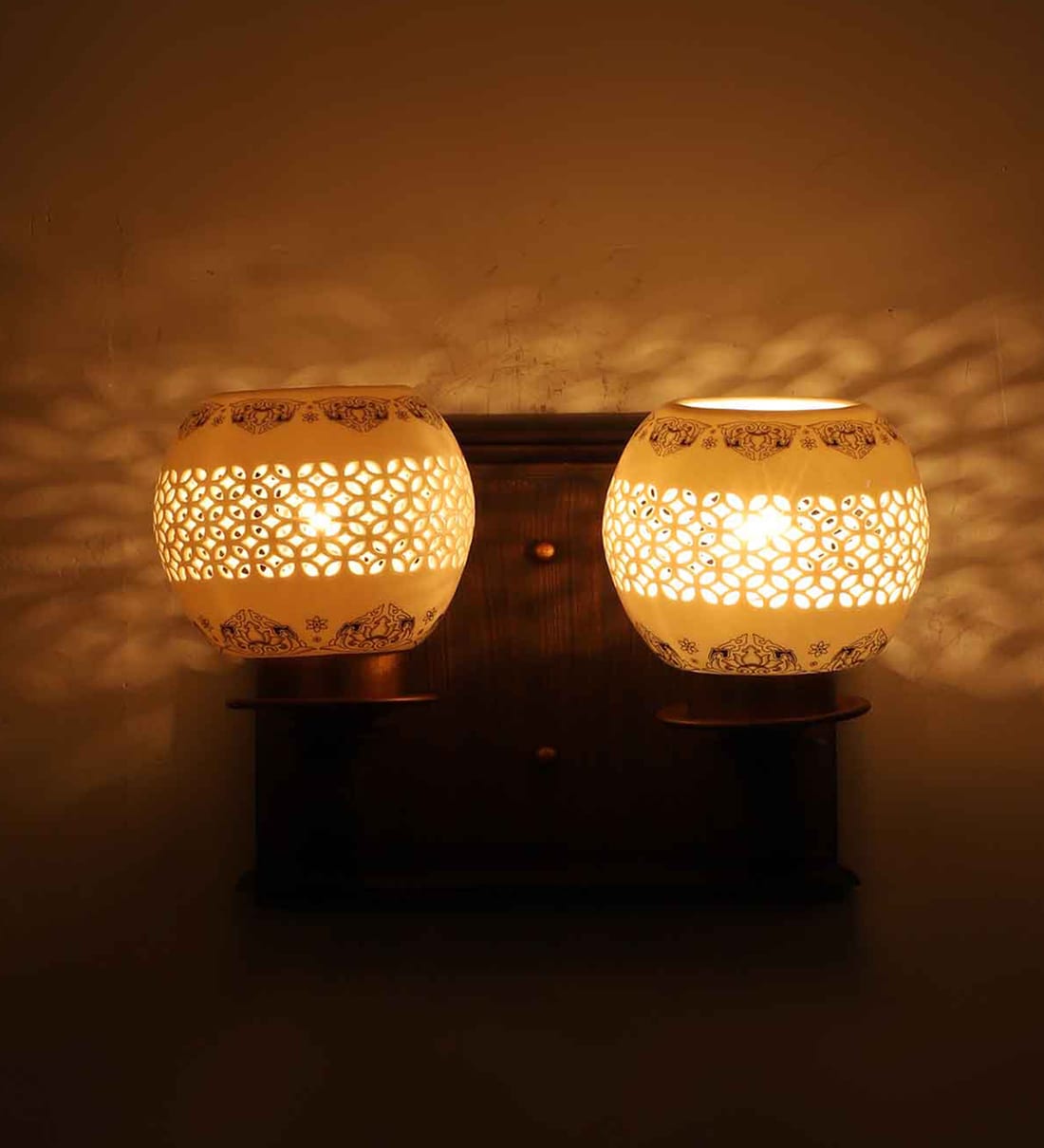 Buy Wooden Wood Wall Light By Eliante By Jainsons Lights Online Candle Wall Lights Wall